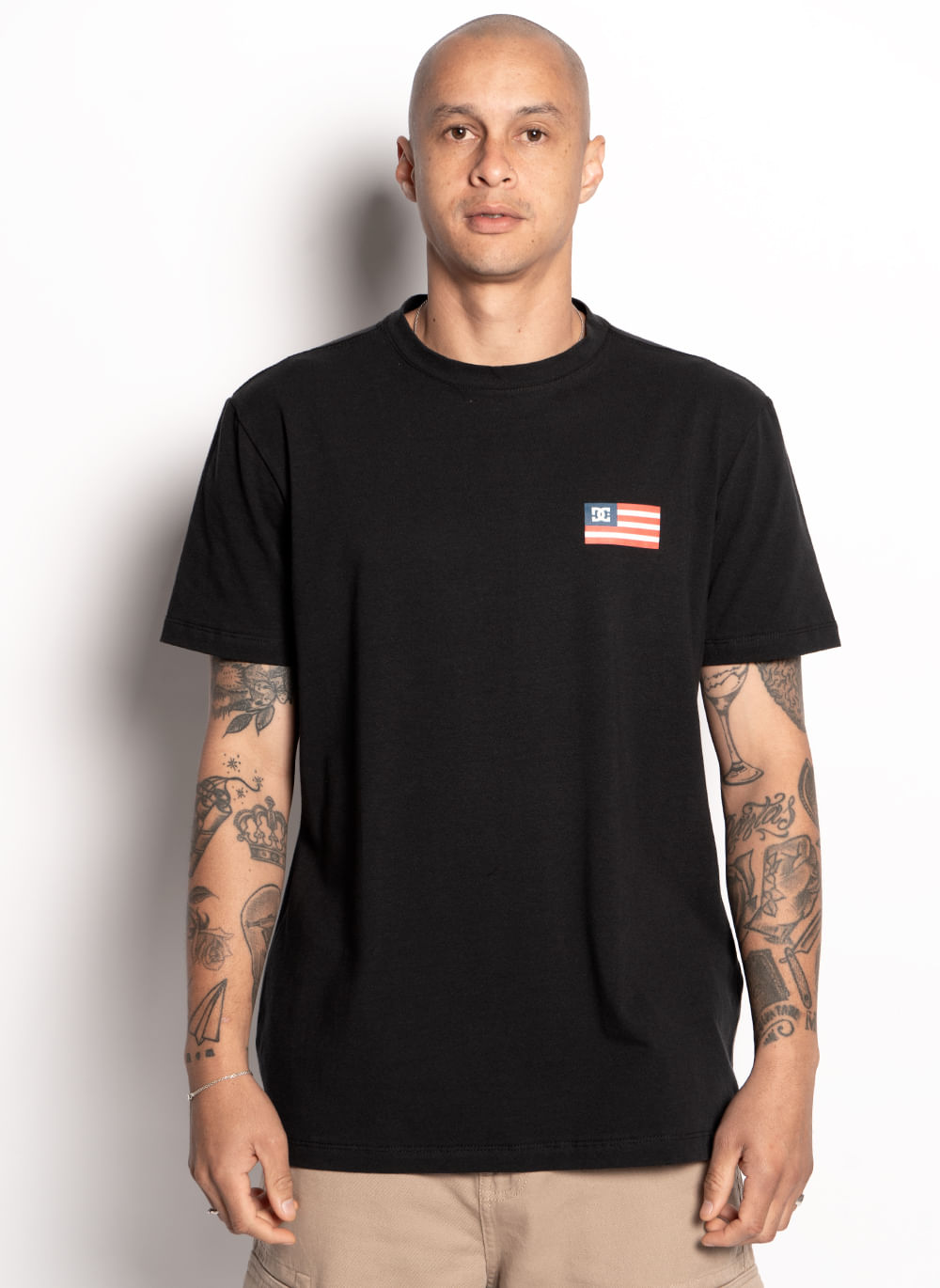 Camiseta Dc Shoes M/C Dc Flag Preto original com padrão de qualidade Dc Shoes. Compre online com garantia de troca e devolução.