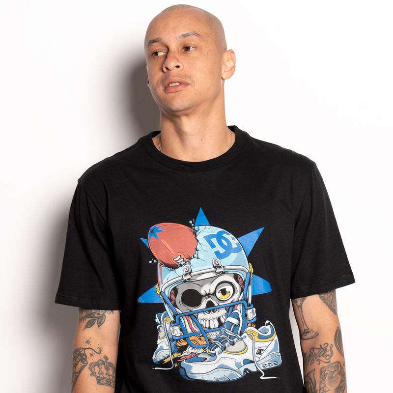 Camiseta-Dc-Shoes-M-C-Smashing-Helmet-Preto-M