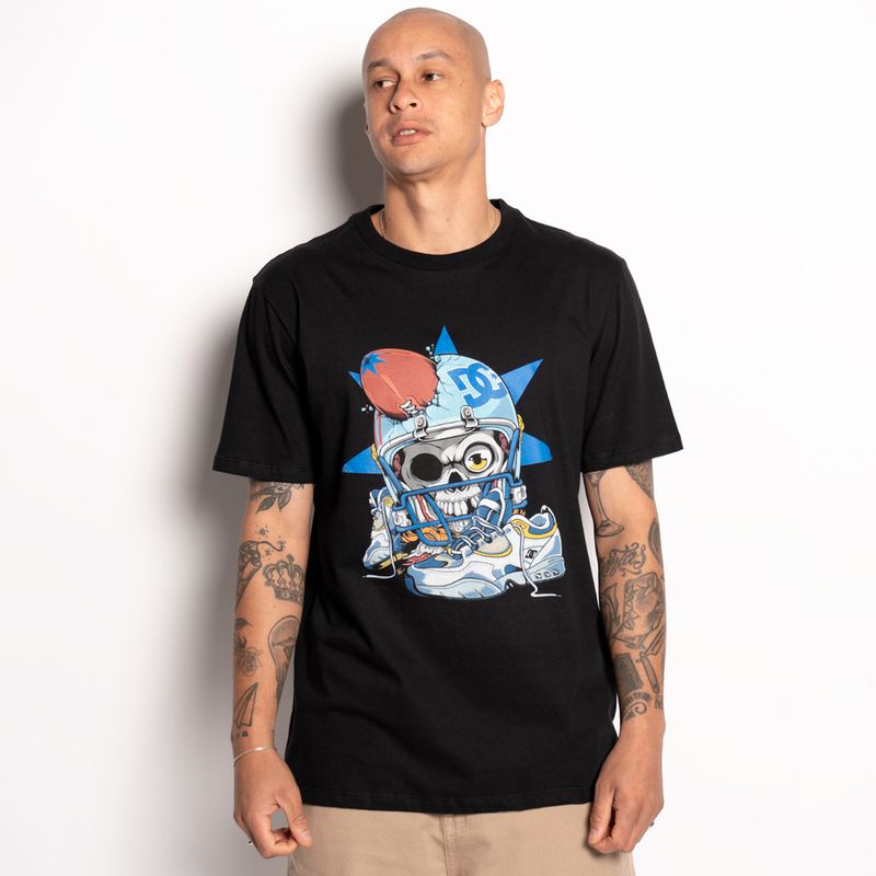 Camiseta-Dc-Shoes-M-C-Smashing-Helmet-Preto-M
