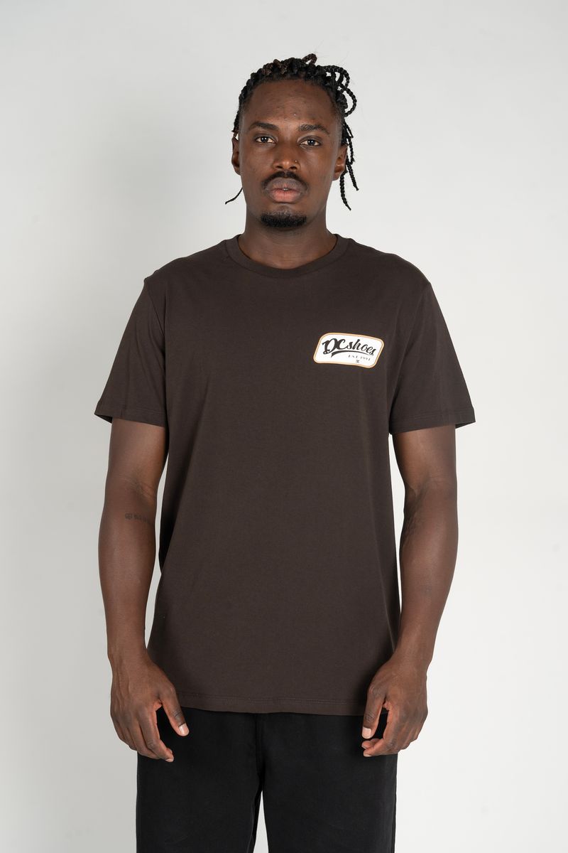 Camiseta-DC-Shoes-M-C-Timely-Marrom-Escuro-MARROM-ESCURO-P