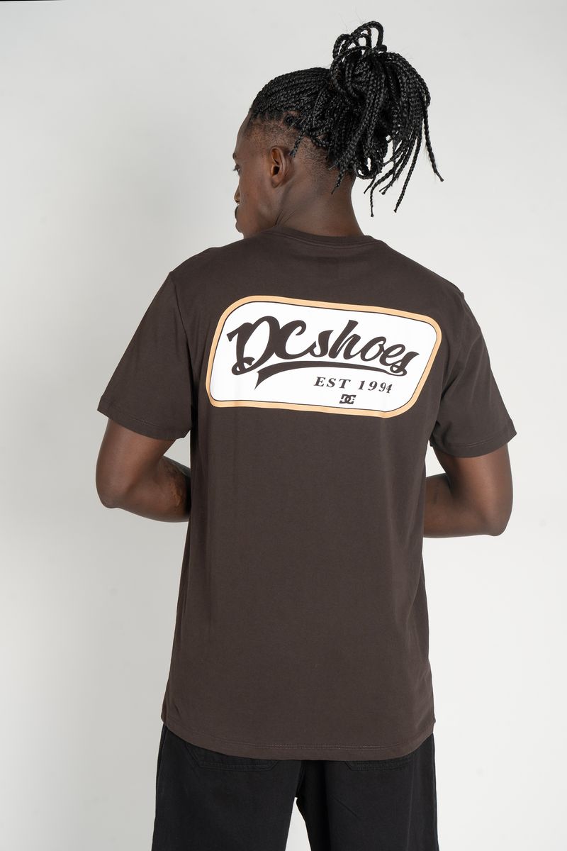 Camiseta-DC-Shoes-M-C-Timely-Marrom-Escuro-MARROM-ESCURO-P