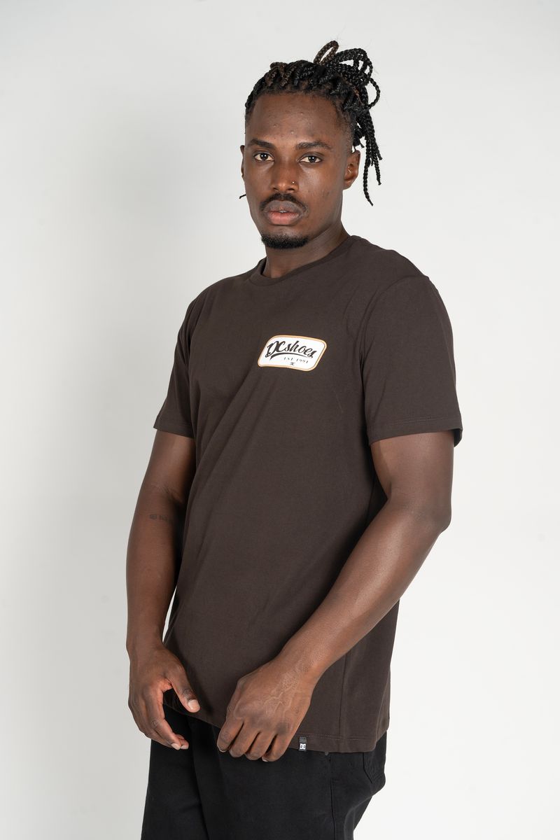 Camiseta-DC-Shoes-M-C-Timely-Marrom-Escuro-MARROM-ESCURO-P