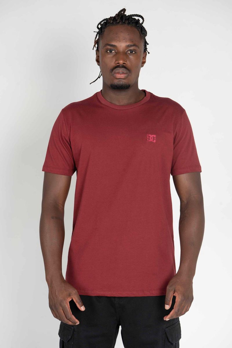 Camiseta-DC-Shoes-M-C-Embroidery-Bordo-Bordo-P